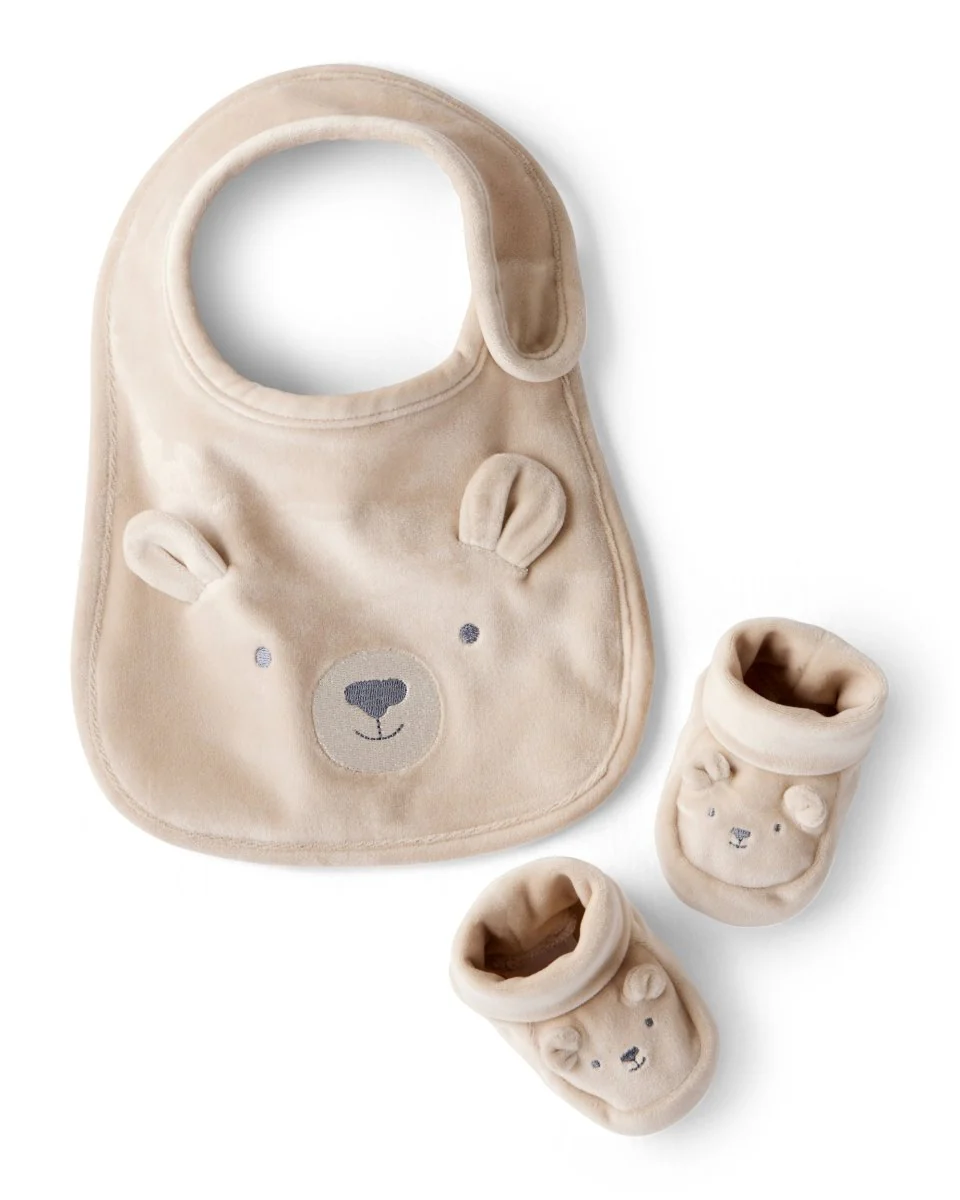 Set de babero y botitas con osito