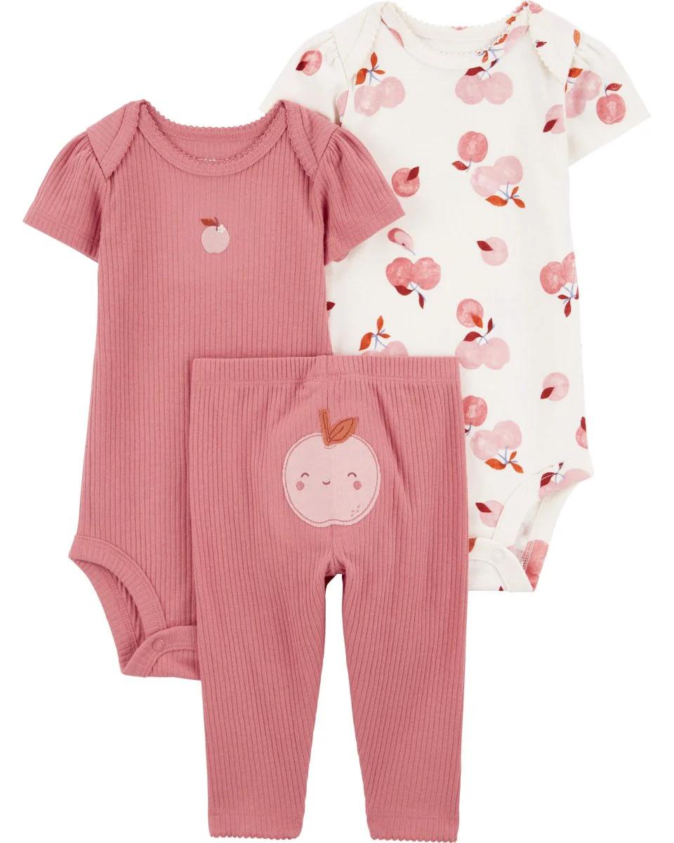 Conjunto de tres piezas en rojo y rosa con estampado de manzana